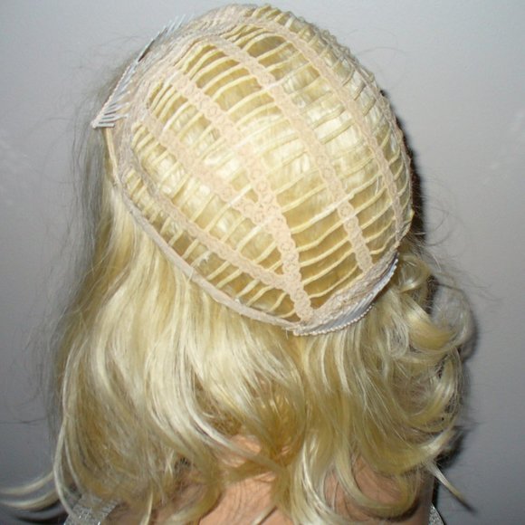 3/4 blonde wig huge combs inside very secure - Picture 3 of 5